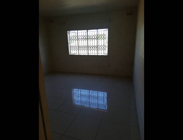 2 BEDROOM FLAT FOR SALE IN CROSSMOOR